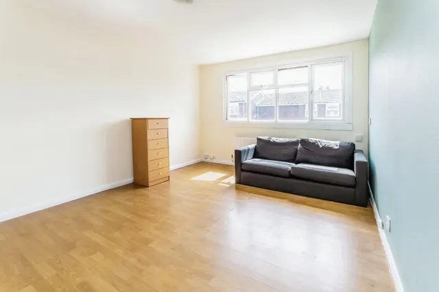 Photo 2 — Shoreham Close, Croydon, CR0