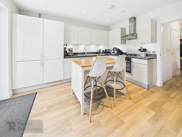 Dingle Close, West Green, RH11, photo 2