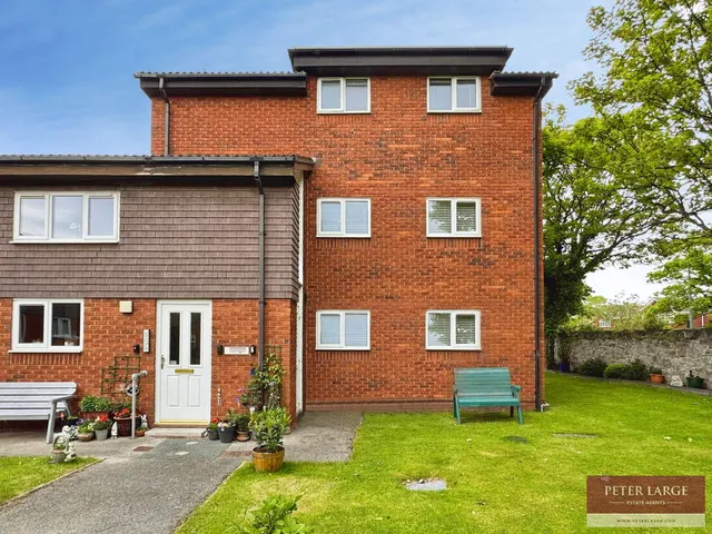 Russell Road, Rhyl, Denbighshire, LL18 3DJ, photo 1
