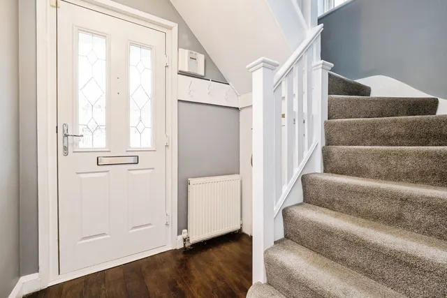 Photo 2 — Warren Drive, Hornchurch, RM12