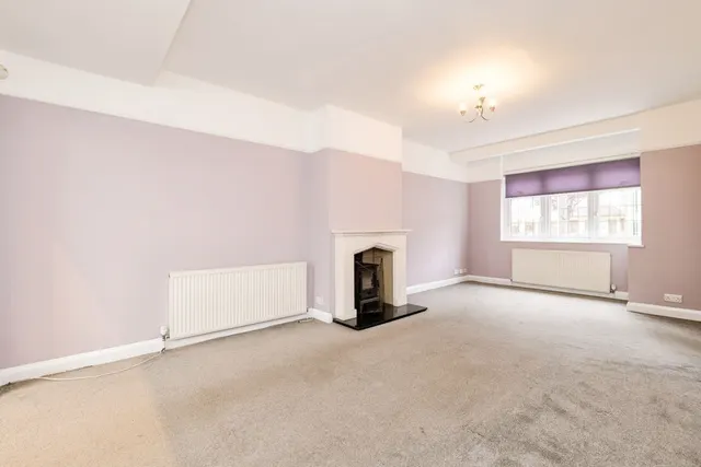 Photo 3 — Warren Drive, Hornchurch, RM12