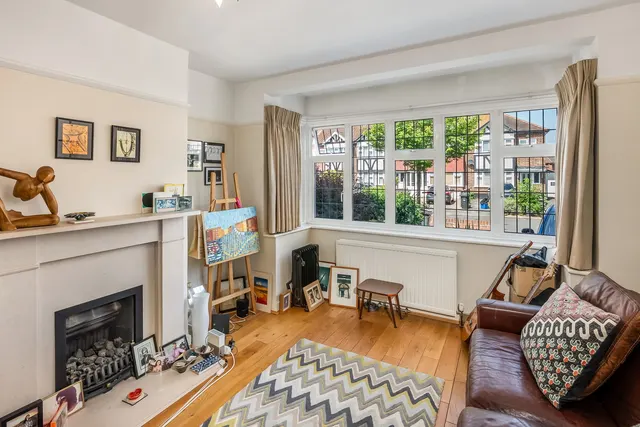 Brackley Square, Woodford Green, IG8, photo 3