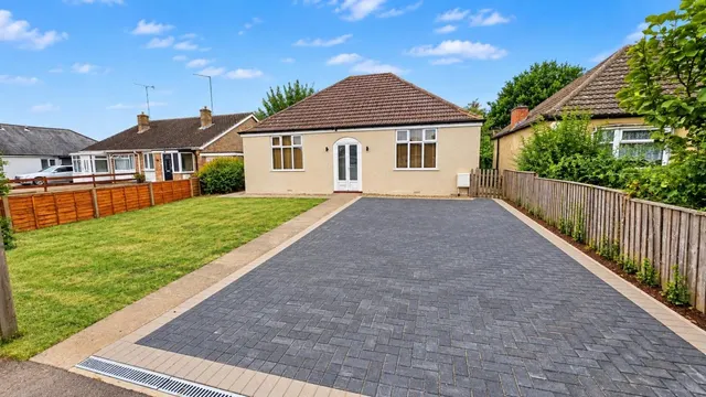 London Road, Roade, photo 1