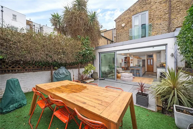Photo 3 — Sedlescombe Road, London, SW6