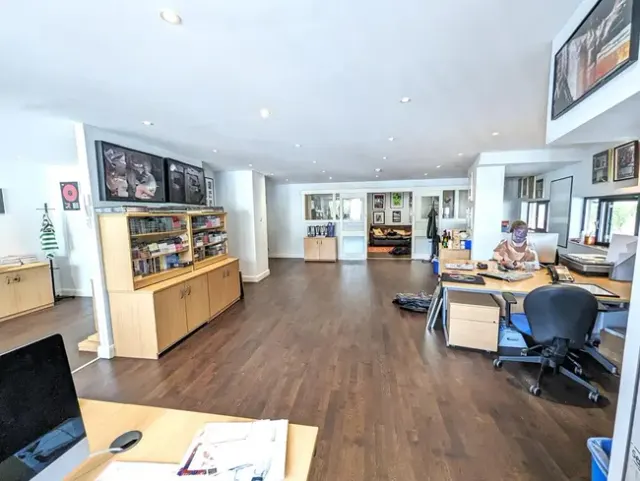 LARGE OFFICE TO LET WELLINGTON ROAD...