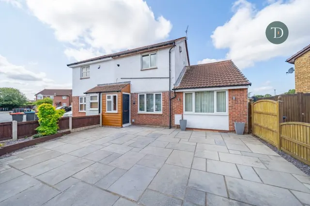 Apple Tree Grove, Great Sutton, CH66 2XF, photo 1