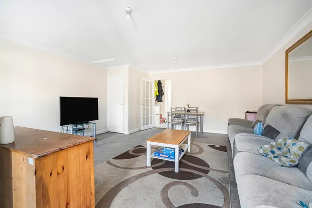Waters Drive, Staines-upon-Thames, TW18, photo 3