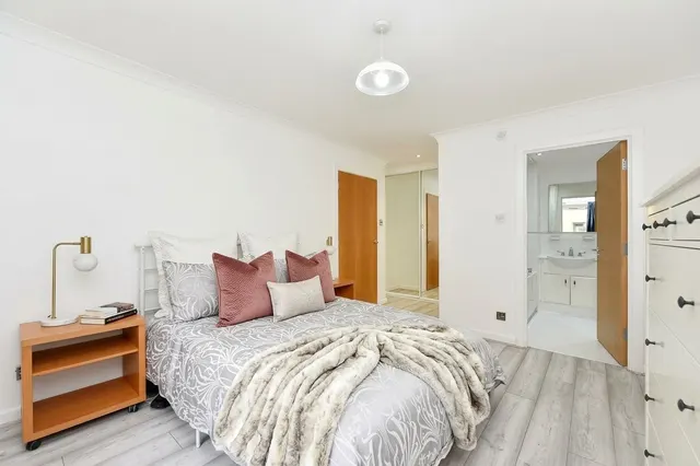 Boardwalk Place, Canary Wharf, E14, photo 3