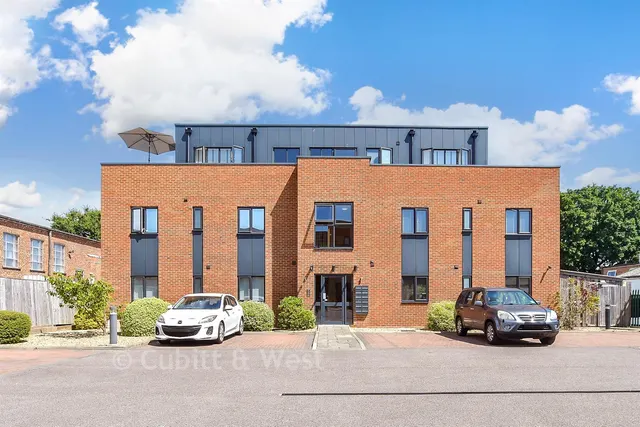 Victoria Road, Burgess Hill, RH15, photo 1