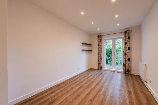 Photo 3 — 46 Walpole Road, Bromley