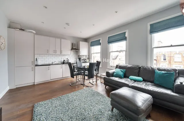 High Road, London, N12, photo 2