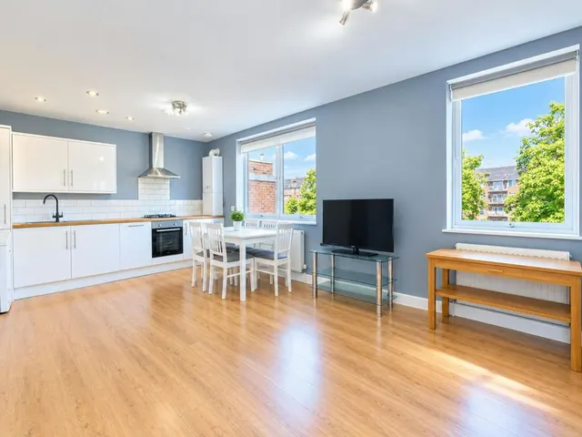 Staines Road, Feltham, TW14, photo 1