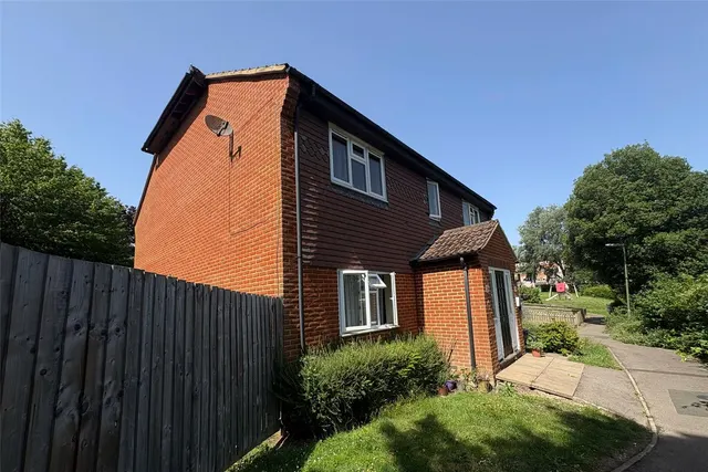 The Chantrys, Farnham, Surrey, GU9 7AN, photo 1
