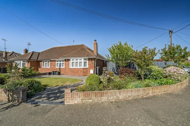 Glenville Road, Rustington, photo 1