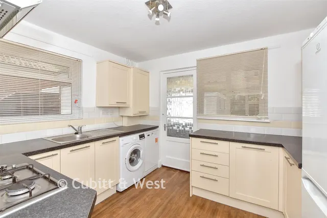 Willow Tree Avenue, Cowplain, PO8, photo 3
