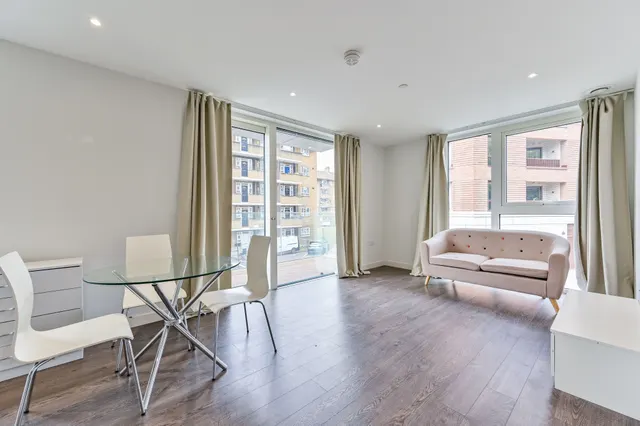 Photo 2 — Flat 4, Sandpiper Building, 44 Newnton Close, London