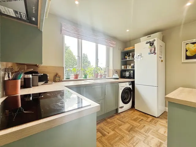 Photo 2 — West Avenue, Farnham, Surrey, GU9 0RH