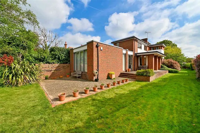 Slough Road, Datchet, SL3, photo 1