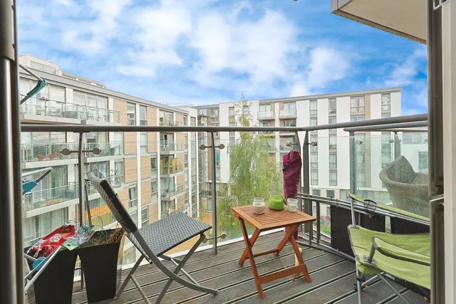 Ealing Road, Brentford, TW8, photo 1