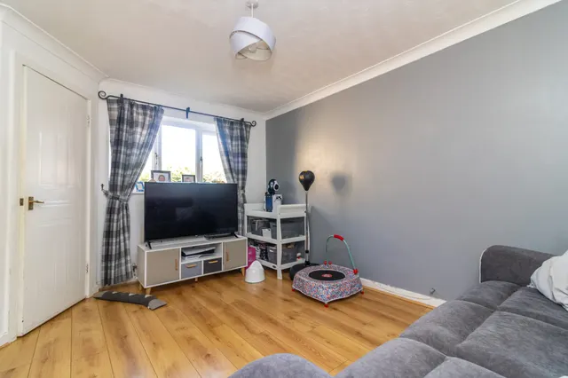 Photo 2 — Hollowtree Road, Hamilton, Leicester, Leicester, LE5 1TH