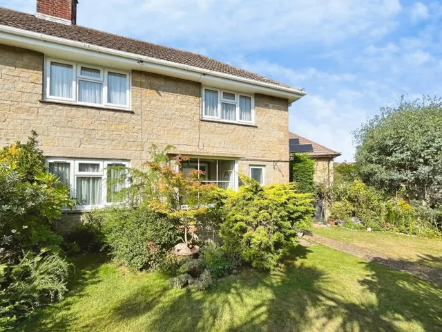 St. Saviours Road, Totland Bay, PO39, photo 1