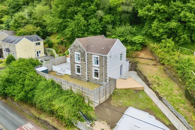 Dyffryn Road, Alltwen, Pontardawe, Swansea, SA8 3BY, photo 1