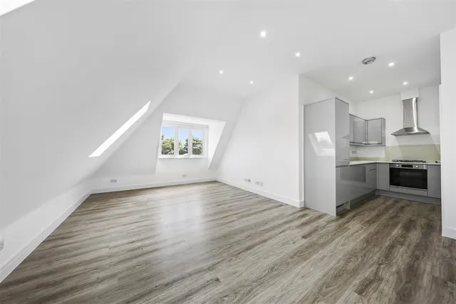 Tudor Gardens, Kingsbury, NW9, photo 2