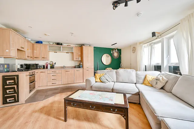 Photo 2 — 5 Langtry Court, Lanadron Close, Isleworth