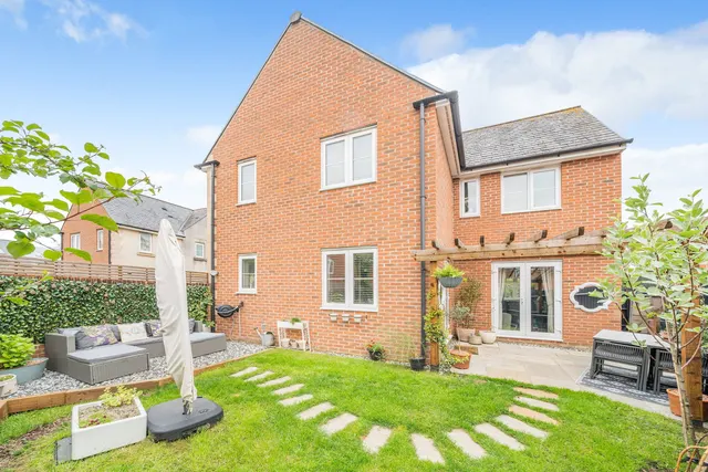 Honeysuckle Close, Melksham, photo 1