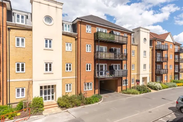 Alderson Grove Hersham, Walton-On-Thames KT12 5EG, photo 1