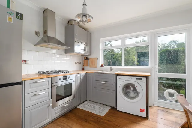 Photo 3 — Hesperus Crescent, London, E14