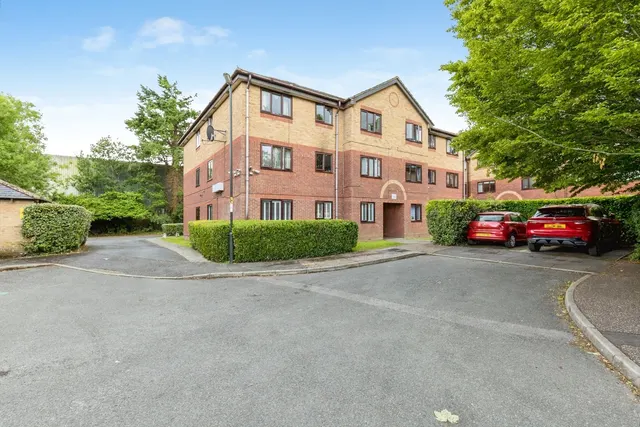 Longmere Road, Crawley, RH10, photo 1
