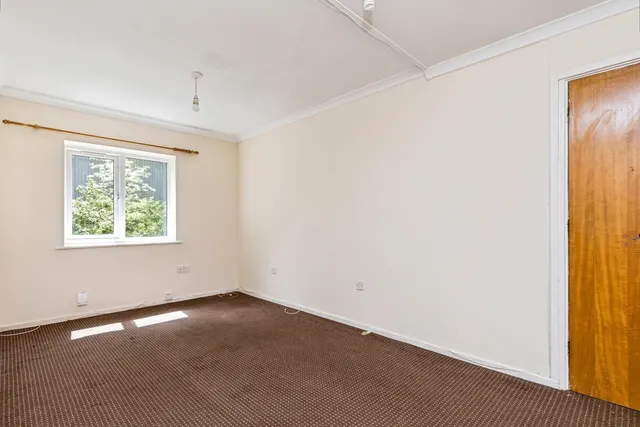Longmere Road, Crawley, RH10, photo 2