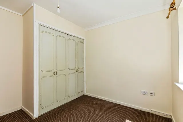 Longmere Road, Crawley, RH10, photo 3