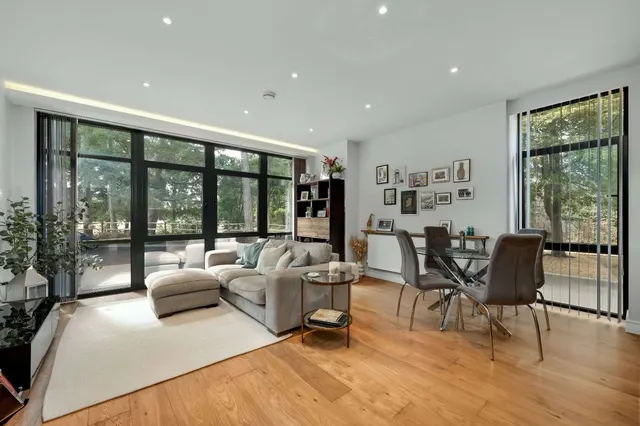 Littleworth Road, Esher, Surrey, KT10 9FP, photo 1