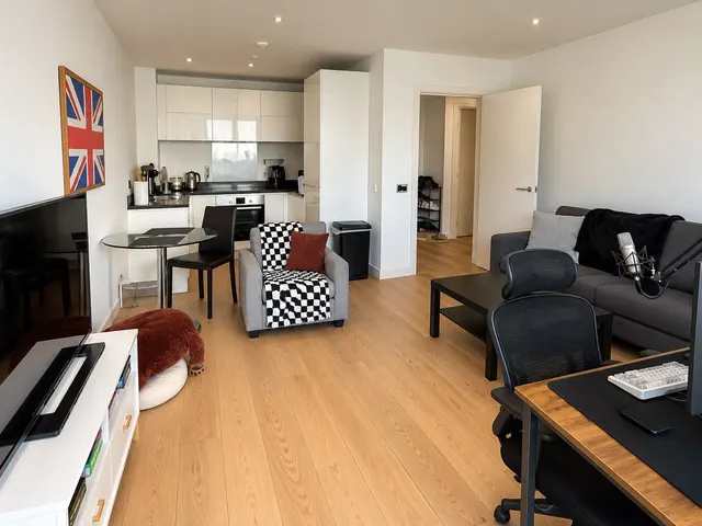 Capital Way, Colindale, NW9, photo 2
