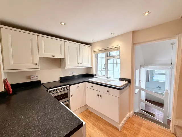 Harvest Road, Englefield GreenSurrey Egham, TW20, photo 3
