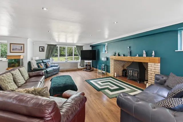 Alconbury, PE28, photo 2