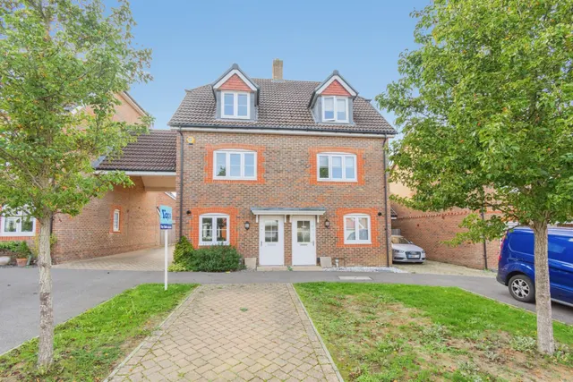Silent Garden Road, Liphook, GU30, photo 1