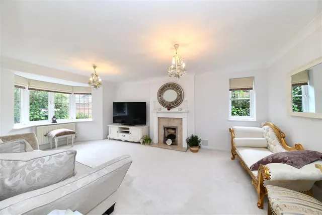 Photo 3 — Serpentine Close, Stevenage, Herts, SG1 6AR