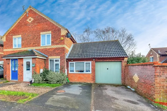 Lupin Close, Kettering, photo 1