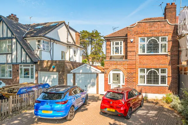 Uxbridge Road, Pinner, photo 1