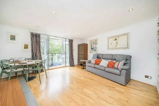 Deerhurst Crescent, TW12, photo 2