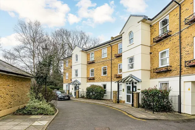 Deerhurst Crescent, TW12, photo 1