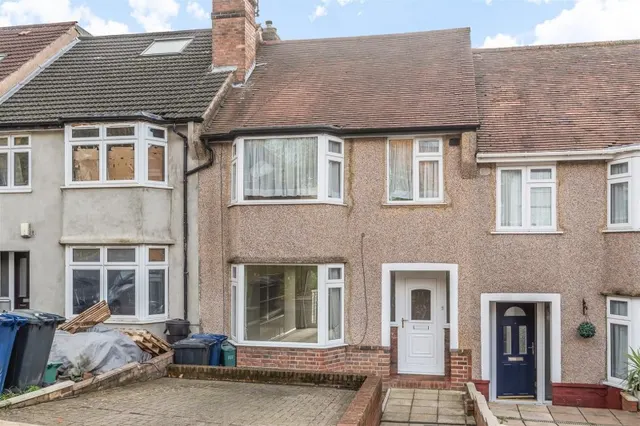 Whitton Avenue East, Greenford, photo 1
