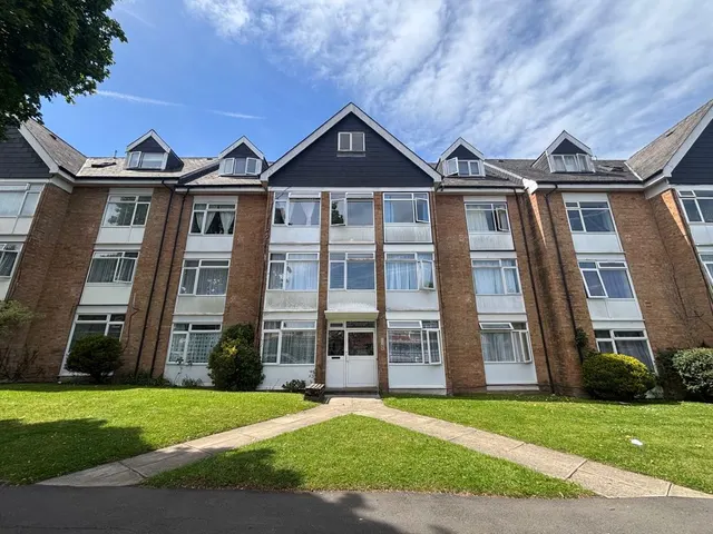 Lavender Avenue, Worcester Park, KT4, photo 1