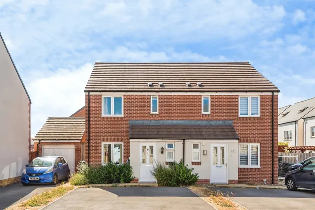 Russell Mews, Witney, photo 1
