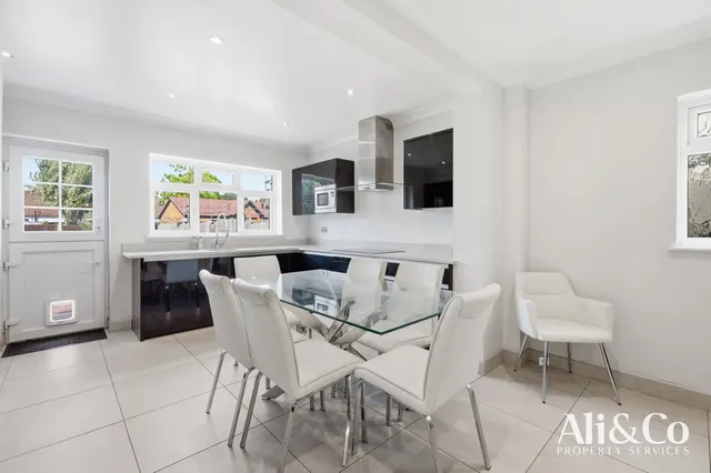 Photo 3 — Wood View, Grays, Essex, RM16 2WJ