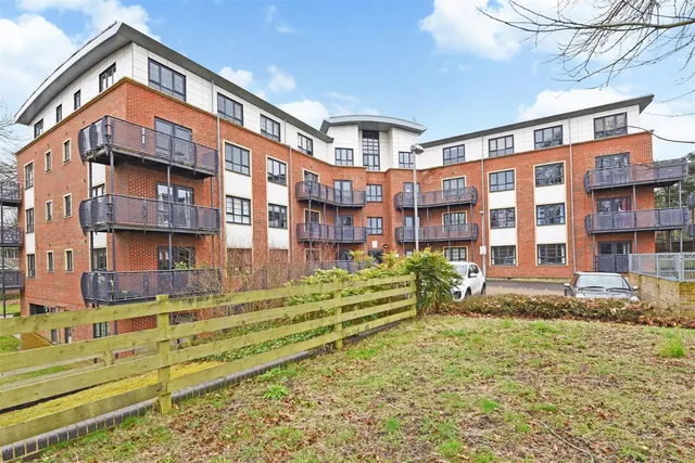Wallis Square, Farnborough, GU14, photo 1