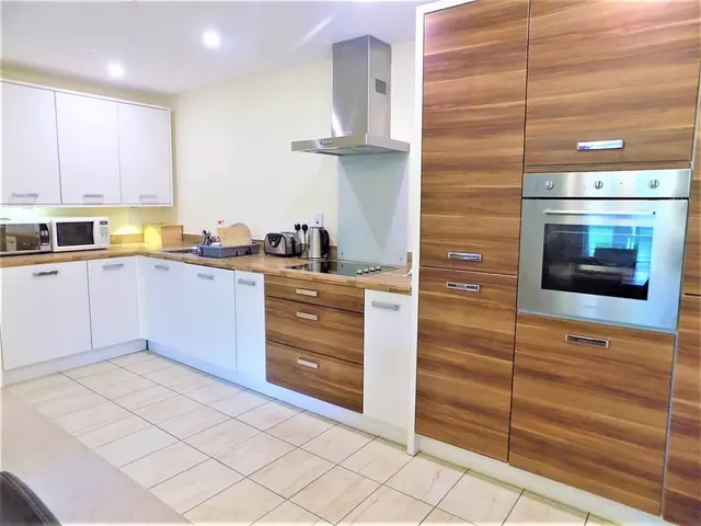 Wallis Square, Farnborough, GU14, photo 2